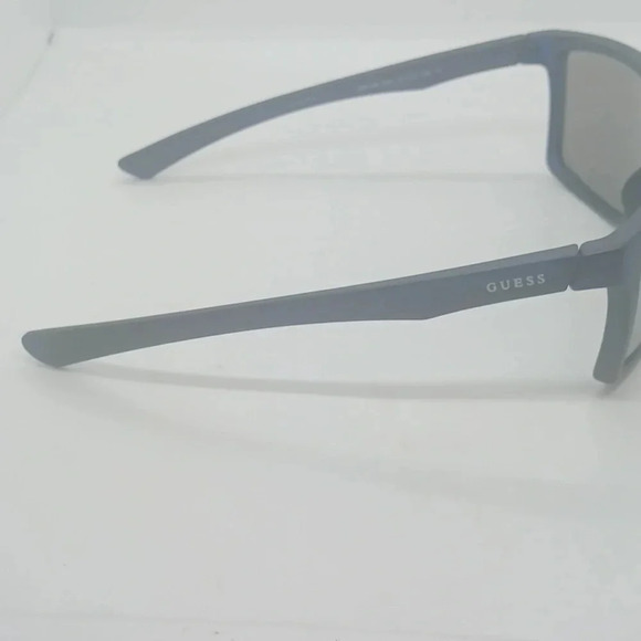 NWOT UNISEX GUESS SUNGLASSES BLACK/BLUE